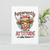 Apparently I Have An Attitude Highland Cow Bow Einladung (Stehend Vorderseite)