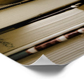 Apple auf einem Stapel Bücher auf einem Schreibtis Poster (Ecke)