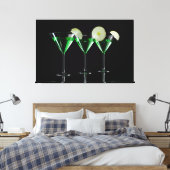 Apple-Cocktails in Martini-Brille auf schwarz Leinwanddruck (Insitu (Schlafzimmer))