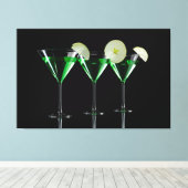Apple-Cocktails in Martini-Brille auf schwarz Leinwanddruck (Insitu (Holzboden))