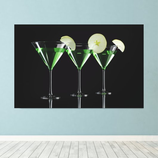 Apple-Cocktails in Martini-Brille auf schwarz Leinwanddruck (Insitu (Holzboden))