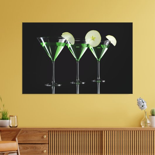 Apple-Cocktails in Martini-Brille auf schwarz Leinwanddruck (Insitu (Wohnzimmer))
