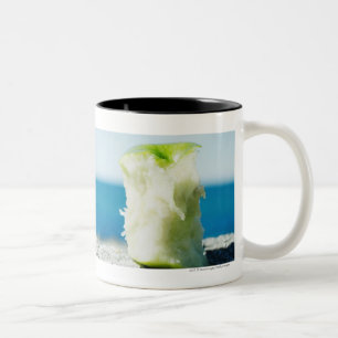 Apple entkernen im Schmutz Zweifarbige Tasse