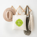 Apple Green Custom Personalisiert Monogram Tragetasche<br><div class="desc">Niedliche Girly Modern Tote Bag mit individuellem Personalisierten Namen und Initial Monogramm in einer Vintag marokkanischen Quatrefolie Kleber Form Rahmen Border</div>