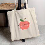 Apple-Lehrer | Modern Name Vielen Dank Tragetasche<br><div class="desc">Ein schlichtes, stilvolles, lebendiges Abzeichen für Apfelobst-Grafik in einem unterhaltsamen, trendigen, skandinavischen minimalistischen Stil in Schattierungen oder Rot-Rosa und Grün, das leicht mit dem Namen Ihrer Lehrer personalisiert werden kann, indem "Frau Anderson" ersetzt wird und ein Slogan "Danke" ersetzt wird, um ein wirklich einzigartiges Dankeschön für Ihren Lehrer zu machen!...</div>