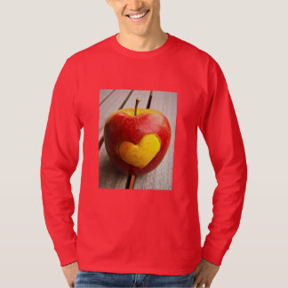 "Apple Liebe" Niedliches Foto. Jetzt kaufen T-Shirt