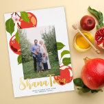 Apple Rosh Hashanah Jewish Holiday Foto Foil Folien Feiertagskarte<br><div class="desc">Diese moderne Rosh Hashanah Ferienfotokarte bietet eine moderne Apfelzweig-Illustration, ein vertikales Foto und den Gruß "Shana Tova" in Goldfolie. Auf der Rückseite befindet sich ein marineblau blauer Hintergrund. Stellen Sie dieses Design weiter ein, indem Sie ein anderes Foto und/oder Text auf der Rückseite hinzufügen! Die goldene Folie auf dieser Karte...</div>