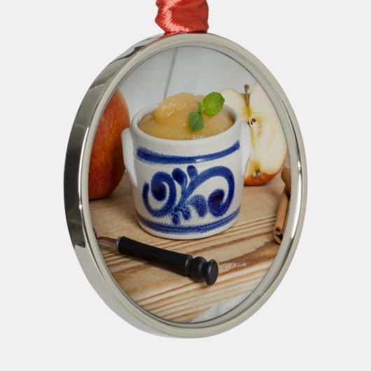 Applesauce with cinnamon in stoneware bowl silbernes ornament (Rechts)