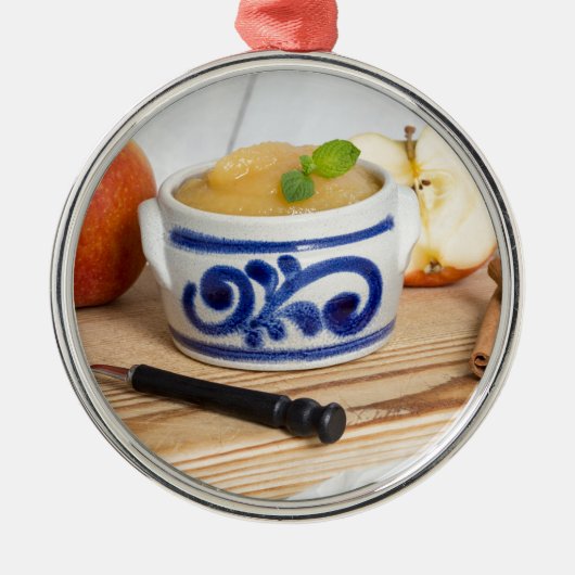 Applesauce with cinnamon in stoneware bowl silbernes ornament (Vorne)