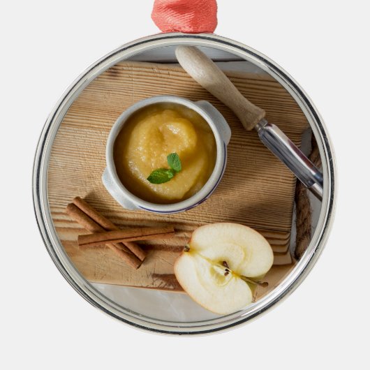 Applesauce with cinnamon in stoneware bowl silbernes ornament (Vorne)