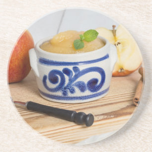 Applesauce with cinnamon in stoneware bowl untersetzer