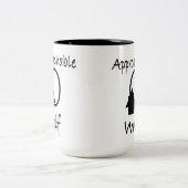 "Approachable Wolf" Art von J.H.Thornton Zweifarbige Tasse (Mittel)