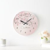 Apricot Cherry Blossom Monogramm Große Wanduhr (Zuhause)