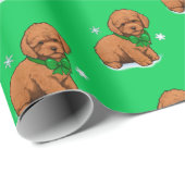 Apricot Poodle Welpe in einem Weihnachtsbock Geschenkpapier (Rolleneckpunkt)