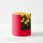 April-Duschen holen Mai-Blumen Zweifarbige Tasse (Mittel)