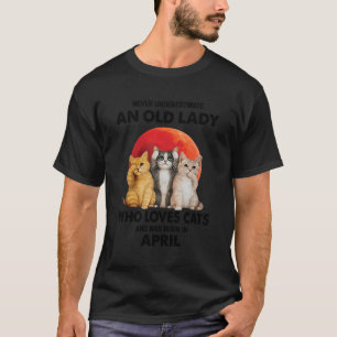 April unterschätzt nie eine alte Dame, die Lieben  T-Shirt