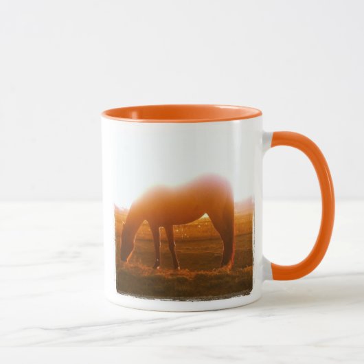 AQHA Pferd, das am Sonnenuntergang weiden lässt Tasse (Rechts)