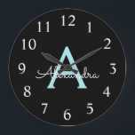 Aqua Aquamarin Blue Script Girl Monogram Name Große Wanduhr<br><div class="desc">Aqua Aquamarin Blue und Gold Simple Script Monogram Name Clock. Das macht den perfekten süßen 16 Geburtstag,  Hochzeit,  Brautparty,  Jubiläum,  Babydusche oder Junggeselinnen-Abschied Geschenk für jemanden,  der Lieben glamourösen Luxus und schicke Stile.</div>