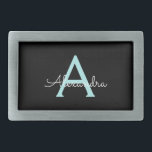 Aqua Aquamarin Blue Script Girl Monogram Name Rechteckige Gürtelschnalle<br><div class="desc">Black und Aqua Aquamarin Blue Simple Script Monogram Name Belt Buckle. Das macht den perfekten Abschluss,  süß 16 16.,  18.,  21.,  30.,  40.,  50.,  60.,  70.,  80.,  90.,  100. Geburtstag,  Hochzeit,  Brautparty,  Jubiläum,  Babydusche oder Junggeselinnen-Abschied Geschenk für jemanden,  der Lieben Glanz-Luxus und Chic-Stil.</div>