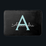 Aqua Aquamarin Blue Script Girly Monogram Name Badematte<br><div class="desc">Black und Aqua Aquamarin Blue Simple Script Monogram Name Bath Mats. Dies macht den perfekten Abschluss,  Geburtstag,  Hochzeit,  Brautparty,  Jubiläum,  Babydusche oder Junggeselinnen-Abschied Geschenk für jemanden,  die Lieben glamourösen Luxus und schicke Stile.</div>