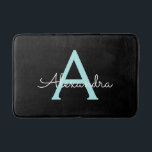 Aqua Aquamarin Blue Script Girly Monogram Name Badematte<br><div class="desc">Black und Aqua Aquamarin Blue Simple Script Monogram Name Bath Mats. Dies macht den perfekten Abschluss,  Geburtstag,  Hochzeit,  Brautparty,  Jubiläum,  Babydusche oder Junggeselinnen-Abschied Geschenk für jemanden,  die Lieben glamourösen Luxus und schicke Stile.</div>