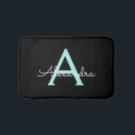 Aqua Aquamarin Blue Script Girly Monogram Name Badematte<br><div class="desc">Black und Aqua Aquamarin Blue Simple Script Monogram Name Bath Mats. Dies macht den perfekten Abschluss,  Geburtstag,  Hochzeit,  Brautparty,  Jubiläum,  Babydusche oder Junggeselinnen-Abschied Geschenk für jemanden,  die Lieben glamourösen Luxus und schicke Stile.</div>
