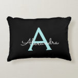 Aqua Aquamarin Blue Script Girly Monogram Name Dekokissen<br><div class="desc">Black und Aqua Aquamarin Blue Script Monogram Name und Initial Pillow. Das Kissen macht den perfekten 16 Geburtstag,  Hochzeit,  Brautparty,  Babydusche oder Junggeselinnen-Abschied Geschenk für jemanden,  der sein Zimmer in Rose Gold dekoriert.</div>