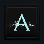 Aqua Aquamarin Blue Script Girly Monogram Name Erinnerungskiste<br><div class="desc">Black und Aqua Blue Aquamarin Simple Script Monogram Name Jewelry Keepake Box. Dies macht den perfekten Abschluss,  Geburtstag,  Hochzeit,  Brautparty,  Jubiläum,  Babydusche oder Junggeselinnen-Abschied Geschenk für jemanden,  die Lieben glamourösen Luxus und schicke Stile.</div>