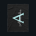 Aqua Aquamarin Blue Script Girly Monogram Name Fleecedecke<br><div class="desc">Black und Aqua Aquamarin Blue Monogram Name Fleece Blanket. Das macht den perfekten 16 Geburtstag,  Hochzeit,  Brautparty,  Jubiläum,  Babydusche oder Junggeselinnen-Abschied Geschenk für jemanden,  der Lieben glamourösen Luxus und schicke Stile.</div>