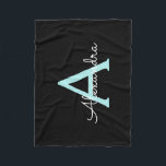 Aqua Aquamarin Blue Script Girly Monogram Name Fleecedecke<br><div class="desc">Black und Aqua Aquamarin Blue Monogram Name Fleece Blanket. Das macht den perfekten 16 Geburtstag,  Hochzeit,  Brautparty,  Jubiläum,  Babydusche oder Junggeselinnen-Abschied Geschenk für jemanden,  der Lieben glamourösen Luxus und schicke Stile.</div>