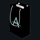 Aqua Aquamarin Blue Script Girly Monogram Name Kleine Geschenktüte<br><div class="desc">Black und Aqua Blue Aquamarin Simple Script Monogram Name Geschenktasche. Das macht den perfekten 16 Geburtstag,  Hochzeit,  Brautparty,  Jubiläum,  Babydusche oder Junggeselinnen-Abschied Geschenktasche für jemanden,  der Lieben glamourösen Luxus und schicke Stile.</div>