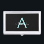 Aqua Aquamarin Blue Script Girly Monogram Name Visitenkarten Dose<br><div class="desc">Black und Aqua Blue Aquamarin Simple Script Monogram Name Business Card Holder. Das macht den perfekten 16 Geburtstag,  Hochzeit,  Brautparty,  Jubiläum,  Babydusche oder Junggeselinnen-Abschied Geschenk für jemanden,  der Lieben glamourösen Luxus und schicke Stile.</div>