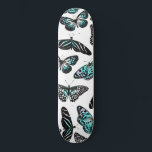 Aqua Aquamarin Schwarze Schmetterlinge Wasserfarbm Skateboard<br><div class="desc">Dieses moderne, künstlerische und coole Muster ist perfekt für die trendige und stilvolle Frau. Es ist mit einem handbemalten Neonaqua aquamarin, grüne Wasserfarbe und einem schwarzen Schmetterlingsmuster auf einem einfachen weißen Hintergrund ausgestattet. Es ist mädchenhaft, elegant, böhmisch und hübsch.***WICHTIGE ANMERKUNG: Für individuelle Designanfragen wie z.B. passende Produktanfragen, Farbänderungen, Platzierungsänderungen oder...</div>