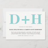Aqua Blau, weiße Initialen fett Typografie Hochzei Einladung (Vorderseite)