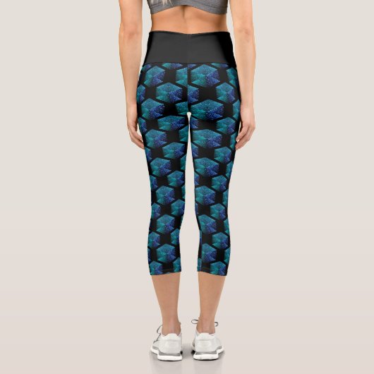 Aqua-blaue Glitzern rautengeometrisch schwarz Capri Leggings (Rückseite)
