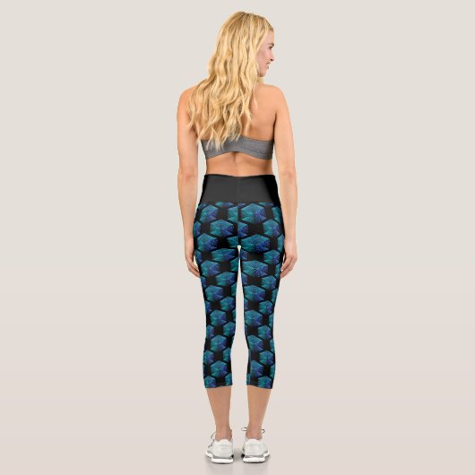 Aqua-blaue Glitzern rautengeometrisch schwarz Capri Leggings (Rückseite)