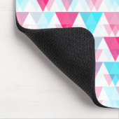 Aqua-blaue und rosa Dreieck-geometrisches Muster Mousepad (Ecke)