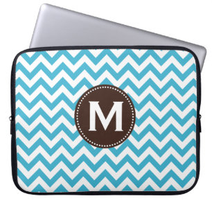 Aqua-blaues weißes Monogramm-Zickzack Muster Laptopschutzhülle