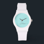 Aqua Blue Aquamarin Modern Script Monogram Name Armbanduhr<br><div class="desc">Aqua Blue Aquamarin und White Simple Script Monogram Name Watch. Dies macht den perfekten Abschluss,  Geburtstag,  Hochzeit,  Brautparty,  Jubiläum,  Babydusche oder Junggeselinnen-Abschied Geschenk für jemanden,  die Lieben glamourösen Luxus und schicke Stile.</div>