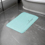 Aqua Blue Aquamarin Modern Script Monogram Name Badematte<br><div class="desc">Aqua Blue Teal Simple Script Monogram Name Bath Mats. Das macht den perfekten Abschluss,  Geburtstag,  Hochzeit,  Brautdusche,  Jubiläumsdusche,  Babydusche oder Bachelorette-Party-Geschenk für jemanden,  der Glamour-Luxus und schicke Stile liebt.</div>