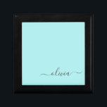 Aqua Blue Aquamarin Modern Script Monogram Name Erinnerungskiste<br><div class="desc">Aqua Blue Aquamarin Simple Script Monogram Name Jewelry Keepake Box. Dies macht den perfekten Abschluss,  Geburtstag,  Hochzeit,  Brautparty,  Jubiläum,  Babydusche oder Junggeselinnen-Abschied Geschenk für jemanden,  die Lieben glamourösen Luxus und schicke Stile.</div>