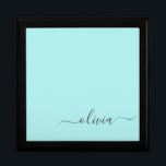 Aqua Blue Aquamarin Modern Script Monogram Name Erinnerungskiste<br><div class="desc">Aqua Blue Aquamarin Simple Script Monogram Name Jewelry Keepake Box. Dies macht den perfekten Abschluss,  Geburtstag,  Hochzeit,  Brautparty,  Jubiläum,  Babydusche oder Junggeselinnen-Abschied Geschenk für jemanden,  die Lieben glamourösen Luxus und schicke Stile.</div>