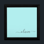 Aqua Blue Aquamarin Modern Script Monogram Name Erinnerungskiste<br><div class="desc">Aqua Blue Aquamarin Simple Script Monogram Name Jewelry Keepake Box. Dies macht den perfekten Abschluss,  Geburtstag,  Hochzeit,  Brautparty,  Jubiläum,  Babydusche oder Junggeselinnen-Abschied Geschenk für jemanden,  die Lieben glamourösen Luxus und schicke Stile.</div>