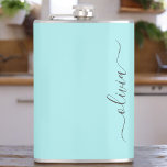 Aqua Blue Aquamarin Modern Script Monogram Name Flachmann<br><div class="desc">Aqua Blue Aquamarin Monogram Name and Initial Party Flask. Das macht den perfekten 16 Geburtstag,  Hochzeit,  Brautparty,  Jubiläum,  Babydusche oder Junggeselinnen-Abschied Geschenk für jemanden,  der Lieben glamourösen Luxus und schicke Stile.</div>