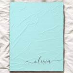 Aqua Blue Aquamarin Modern Script Monogram Name Fleecedecke<br><div class="desc">Aqua Blue Aquamarin Simple Script Monogram Name und Initial Fleece Blanket. Das macht den perfekten 16 Geburtstag,  Hochzeit,  Brautparty,  Jubiläum,  Babydusche oder Junggeselinnen-Abschied Geschenk für jemanden,  der Lieben glamourösen Luxus und schicke Stile.</div>