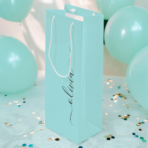 Aqua Blue Aquamarin Modern Script Monogram Name Geschenktüte Für Weinflaschen