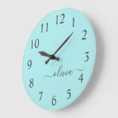 Aqua Blue Aquamarin Modern Script Monogram Name Große Wanduhr (Winkel)