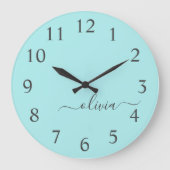 Aqua Blue Aquamarin Modern Script Monogram Name Große Wanduhr (Vorderseite)