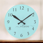 Aqua Blue Aquamarin Modern Script Monogram Name Große Wanduhr<br><div class="desc">Aqua Blue Aquamarin Simple Script Monogram Name Clock. Das macht den perfekten 16 Geburtstag,  Hochzeit,  Brautparty,  Jubiläum,  Babydusche oder Junggeselinnen-Abschied Geschenk für jemanden,  der Lieben glamourösen Luxus und schicke Stile.</div>