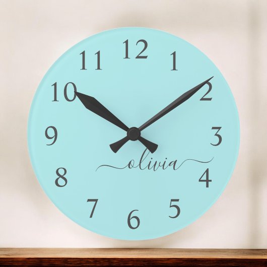 Aqua Blue Aquamarin Modern Script Monogram Name Große Wanduhr
